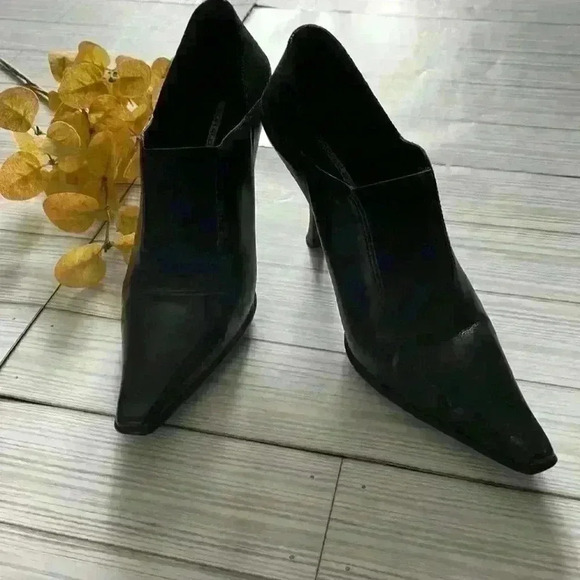 Donald Pliner women’s point toe black leather elastic gusset ankle booties 8 - Picture 2 of 8